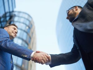 Read more about the article LinkedIn Vs Alignable | What’s Better to Grow Your Business?